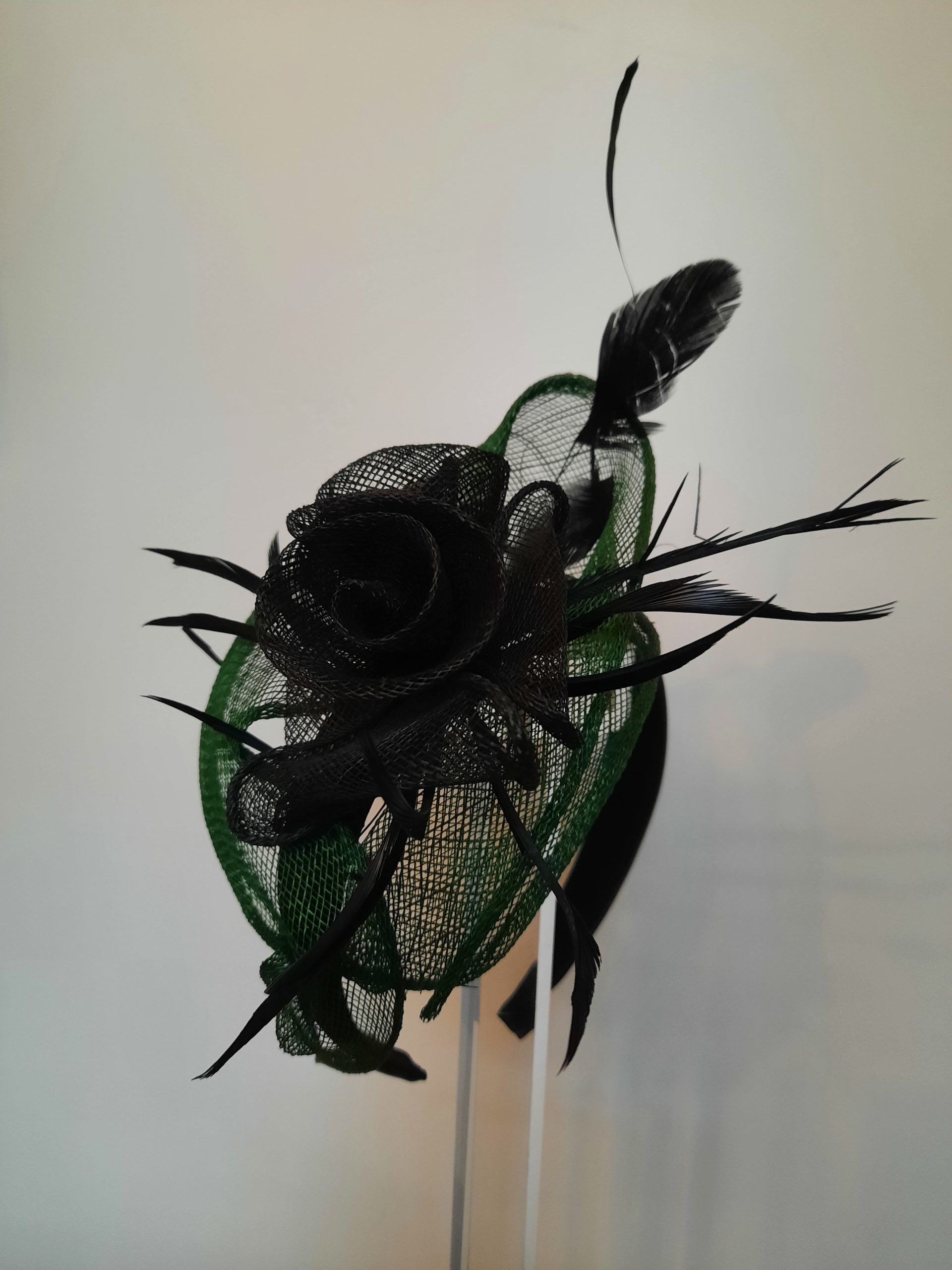 Damenhut Ninette in grün mit schwarzen Details